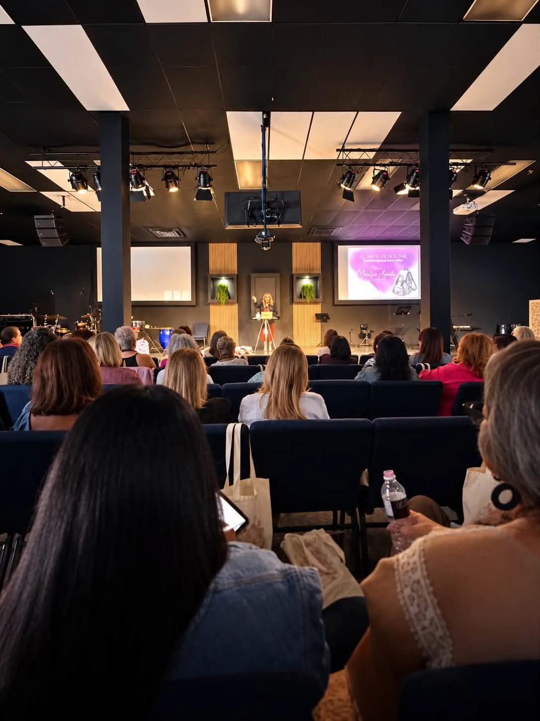 Mujeres reunidas en el santuario durante una conferencia