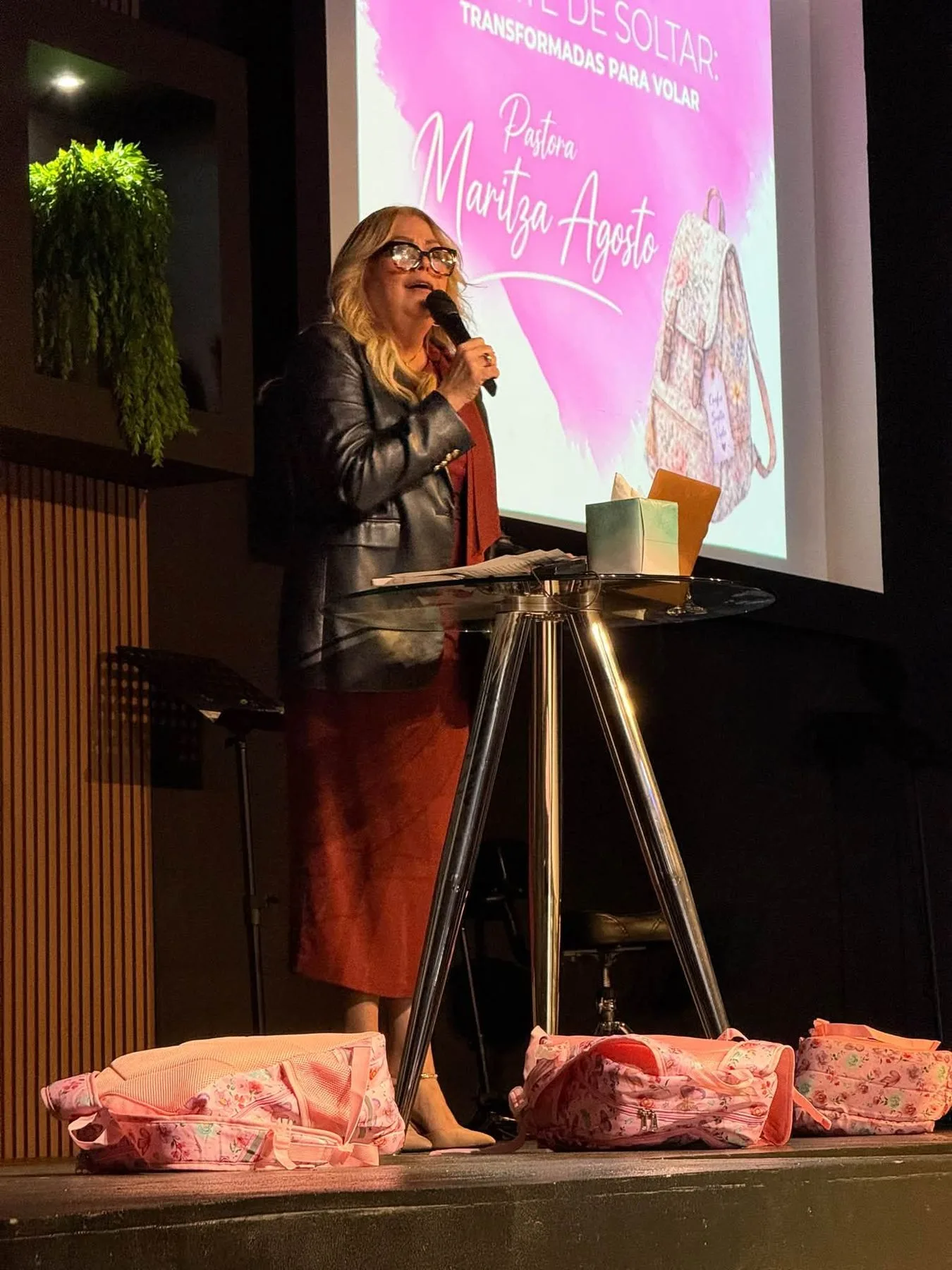 Pastora Maritza Agosto predicando en la conferencia El Arte de Soltar